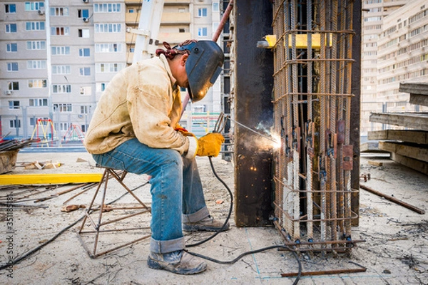 Obraz a welder makes a structure out of metal