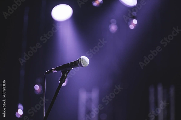 Obraz microphone on stage with lights