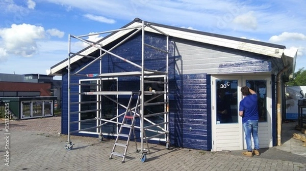 Obraz 
doing the house painting