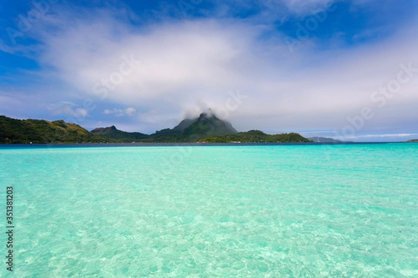 Fototapeta Bora Bora lagoon with volcanic mountain