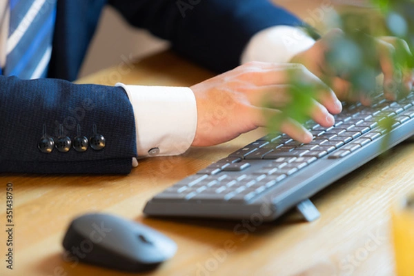 Fototapeta サラリーマン　テレワーク　リモートワーク　テレビ会議　男性　ビジネス　打ち合わせ　オフィス　パソコン