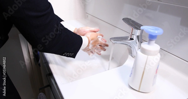 Fototapeta サラリーマン　男性　手洗い　消毒　感染予防　洗面　アルコール　エタノール　消毒ジェル　マスク