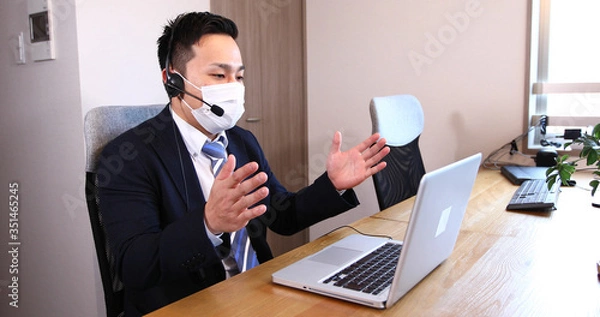 Fototapeta サラリーマン　テレワーク　リモートワーク　テレビ会議　男性　ビジネス　打ち合わせ　オフィス　パソコン
