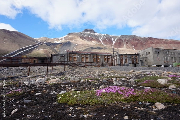 Fototapeta The old Russian ghost town Pyramiden on Spisbergen. An abandoned coal mine and the mountain called Pyramiden.