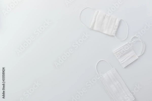 Fototapeta 真俯瞰で置かれた三つのマスク