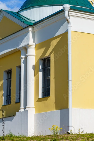 Fototapeta fragment of the facade of a historic building, a merchant's mansion in a Russian city
