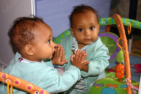 Obraz bébé regarde dans le miroir