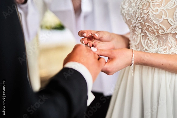 Obraz Pani młoda zakłada obrączkę