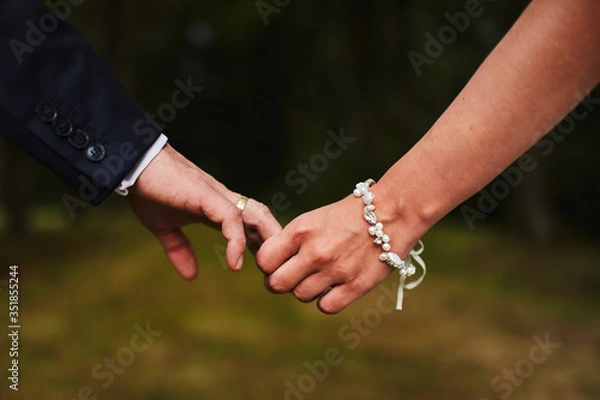 Obraz Zakochani trzymają się za ręce