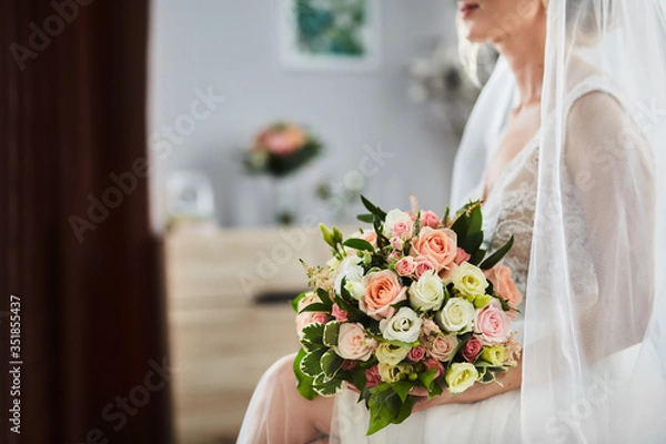 Obraz Panna młoda trzymająca bukiet