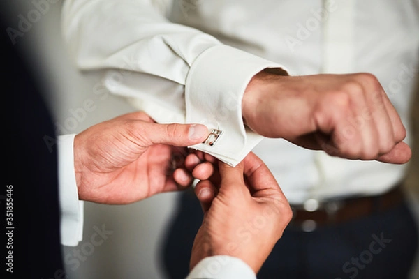 Obraz Zapinanie mankietu