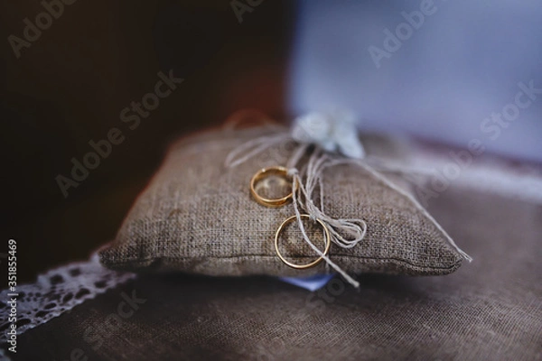 Obraz Obrączki na poduszce 