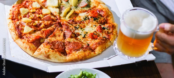 Fototapeta デリバリー　宅配　ピザ　テイクアウト　イタリアン　ビール　枝豆　グルメ　コロナ　外出自粛