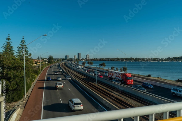 Fototapeta The perth freeway in the afternoon