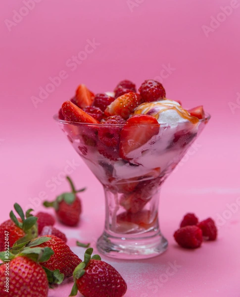 Obraz ice cream with strawberries and raspberries