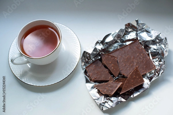 Obraz black tea and milk chocolate in foil