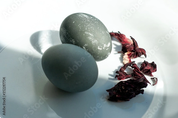 Obraz red flowers and black easter eggs