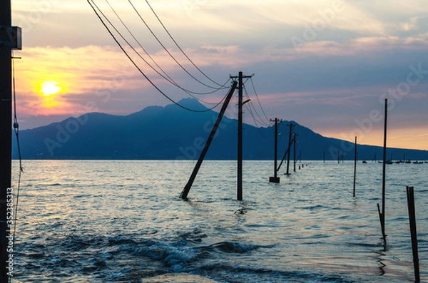 Obraz 夏の熊本県宇土市・御輿来海岸（長部田海床路） 海に沈む電柱の夕景