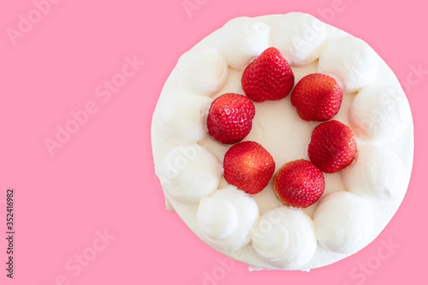 Obraz 真上から見たイチゴと生クリームのデコレーションケーキ