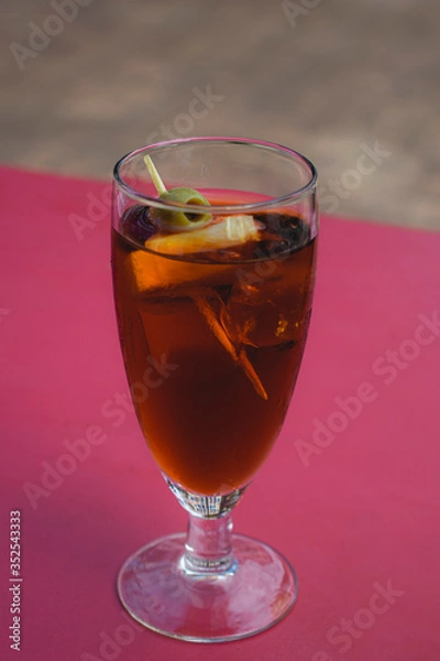 Fototapeta Copas de vermuth rojo con aceituna y limón