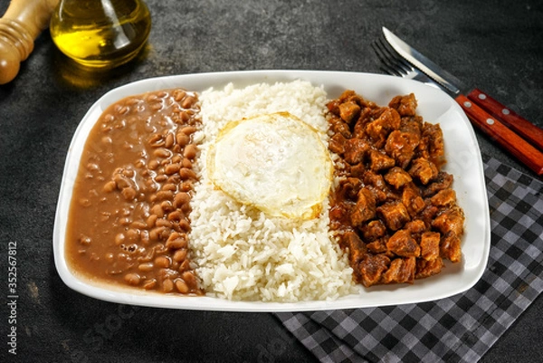 Fototapeta Prato picadinho de carne com arroz e feijão-view-top