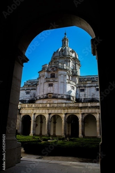 Obraz Edifício antigo através de uma porta