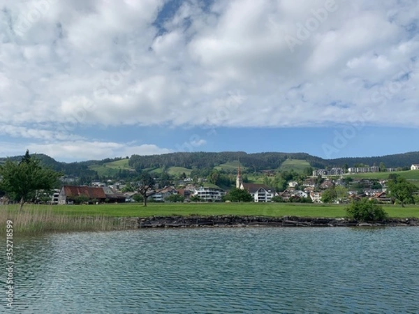 Fototapeta Panorama auf Gemeinde Oberägeri  / Oberaegeri im am Ägerisee / Aegerisee / See  im Ägerital / Aegerital im Kanton Zug