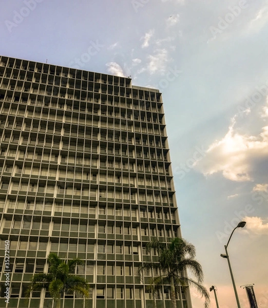 Obraz Edificio contra la luz del sol 