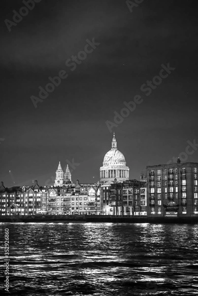 Fototapeta View of the London Skyline at dusk