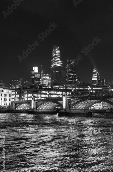 Fototapeta View of the London Skyline at dusk