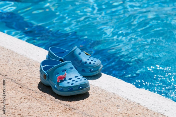 Obraz Chanclas azules al borde de piscina