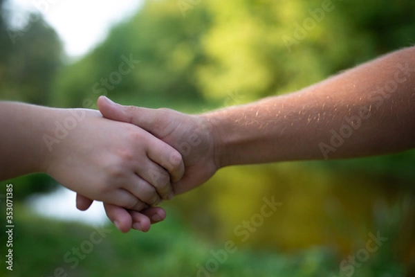 Fototapeta The hands of a couple in love