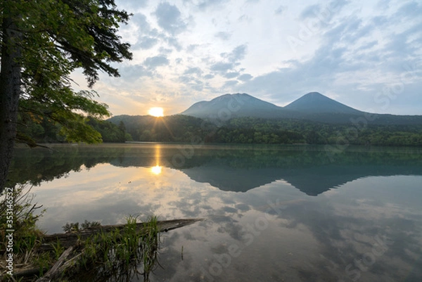 Obraz 北海道オンネトー静寂の湖で迎える日の出の時間
