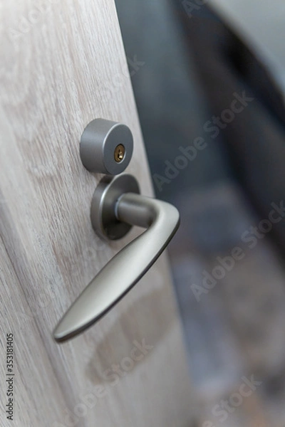 Obraz 半分開いたドア