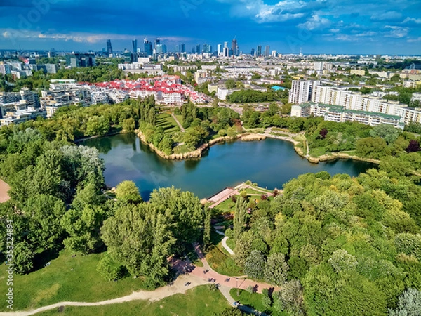 Obraz Piękna panorama zachodu słońca w bajeczny wieczór na Parku Szczęśliwickim - dawnej wsi, obecnie osiedlu na warszawskiej Ochocie