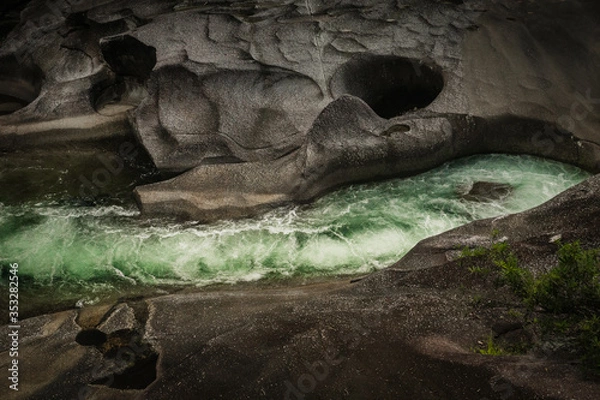 Obraz rapids flowing between rocks