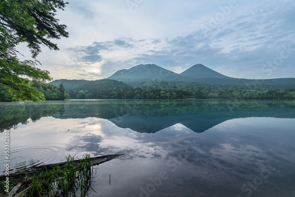 Obraz 北海道オンネトー静寂の湖で迎える日の出の時間