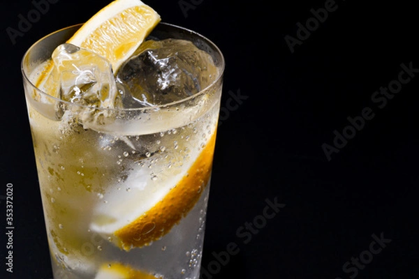 Fototapeta 炭酸のきいたハイボールやレモンサワー冷えてます
