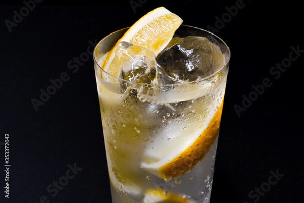 Obraz 炭酸のきいたハイボールやレモンサワー冷えてます
