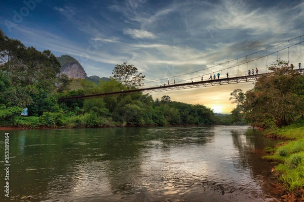 Fototapeta タイ国スラータニー県カオテピタックの吊り橋