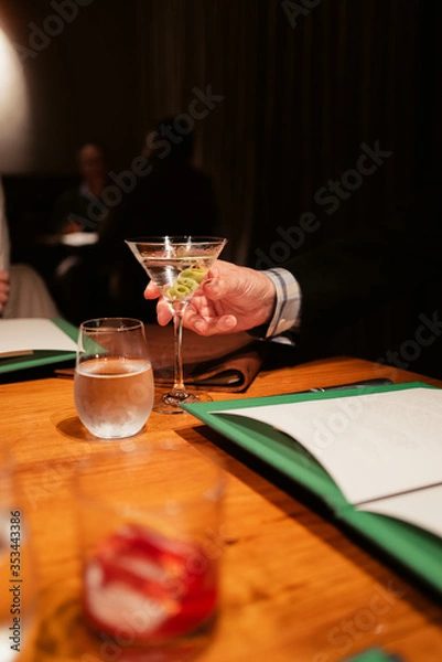 Obraz Man drinking a classic Martini 