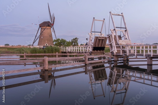 Fototapeta Discover the splendid windmills of Kinderdijk to see how the Dutch have been controlling the waters for over 1000 years. It’s a unique spectacle!