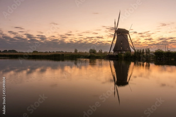 Fototapeta Discover the splendid windmills of Kinderdijk to see how the Dutch have been controlling the waters for over 1000 years. It’s a unique spectacle!