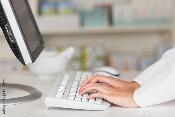 Obraz farmaceuta przy komputerze