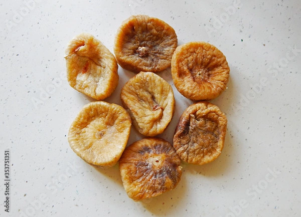 Fototapeta Dried figs in a circular arrangement