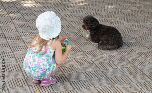 Obraz Niña observando a perro.