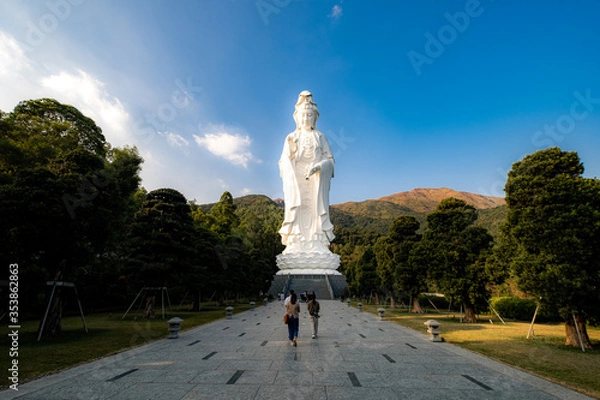 Obraz Guan Yin statue in Tsz Shan Monastery with worshipper
