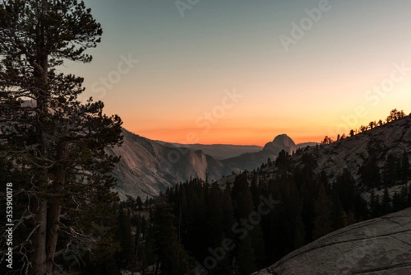 Fototapeta Sunset view of the Half Dome from the Olmsted Viewpoint in Yosemite