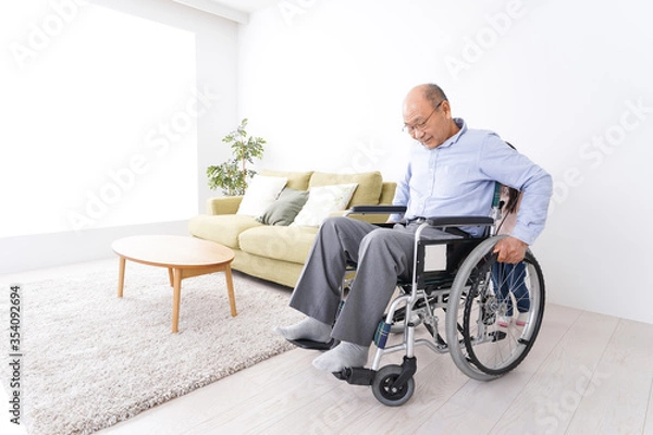 Fototapeta 車椅子に乗る高齢男性と女の子