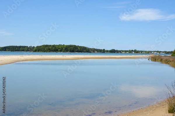 Fototapeta Sandbar at Dameron Marsh Natural Preserve along the coast of the Chesapeake Bay in Virginia. 